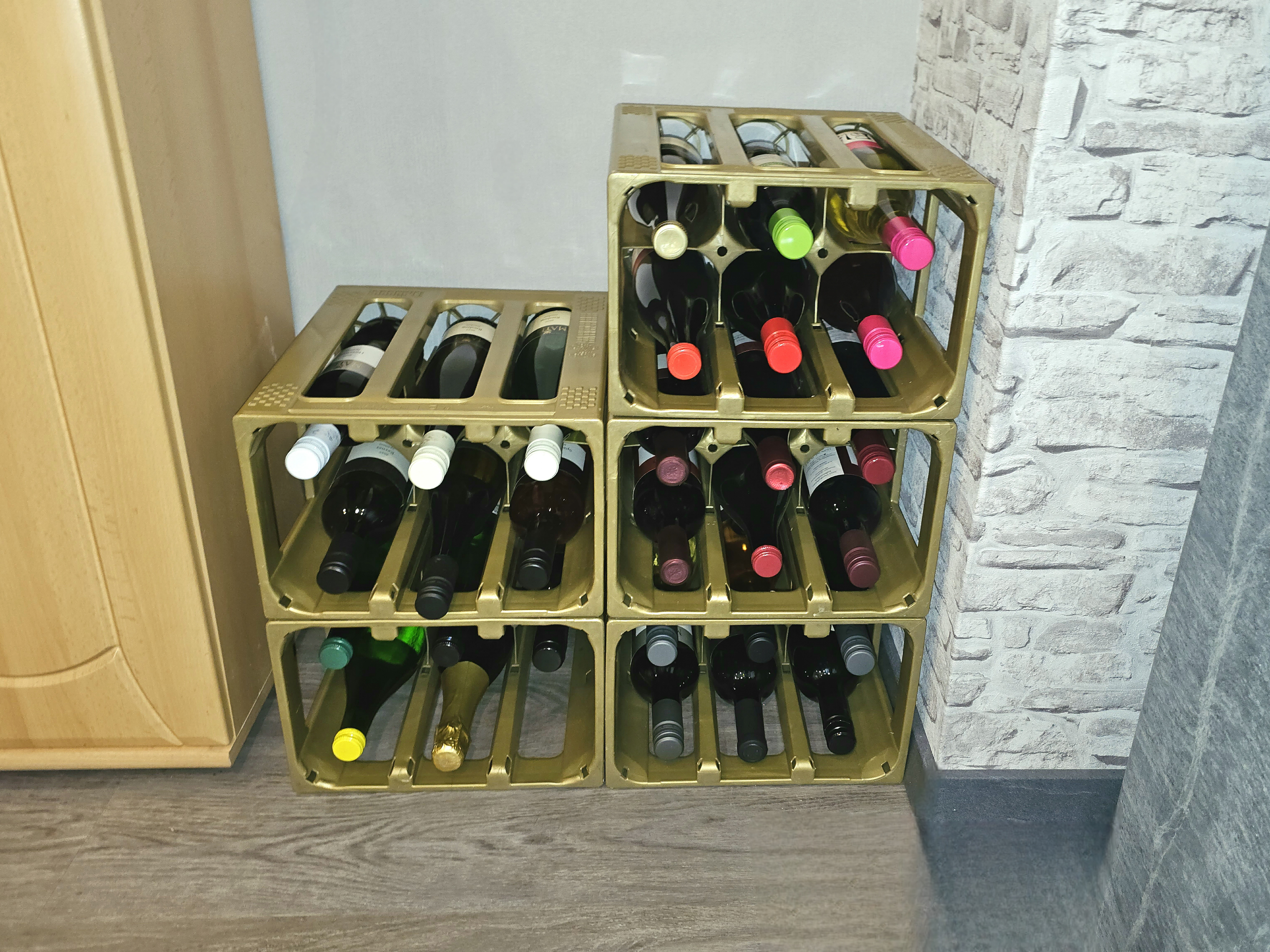 KuKi-Mehrwegkisten als Regal genutzt – Weingut Mayer
